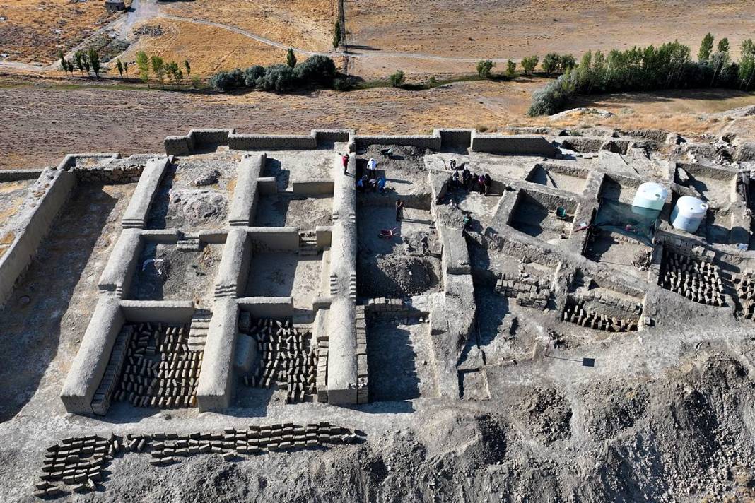 Odanın içindeki yığın, arkeologları şaşkına çevirdi! Urartular neden gizlemiş olabilir? 8